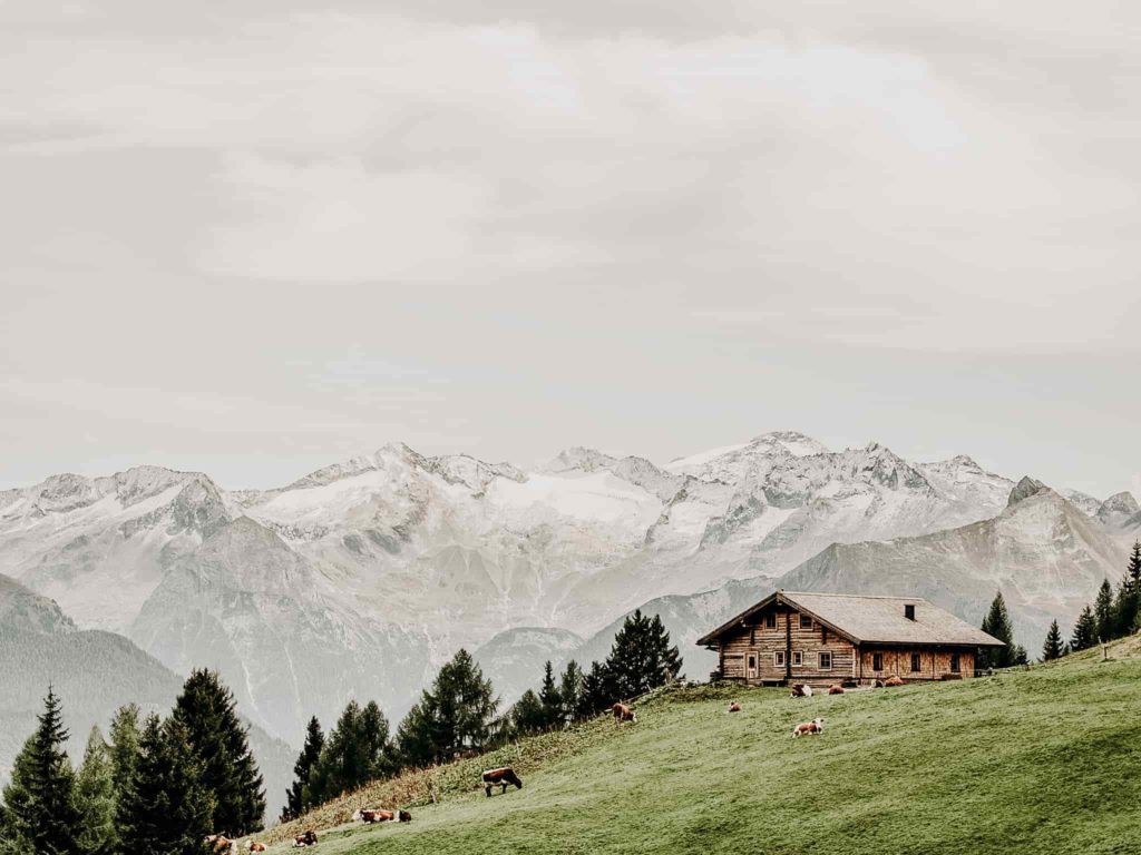 Almhütte mit Bergpanorama im Gasteinertal