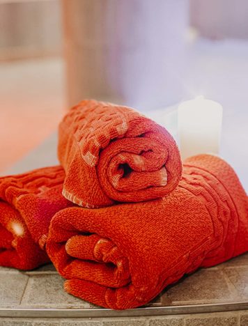 Handtücker Wellnessbereich Hotel Sendlhofer's Bad Hofgastein