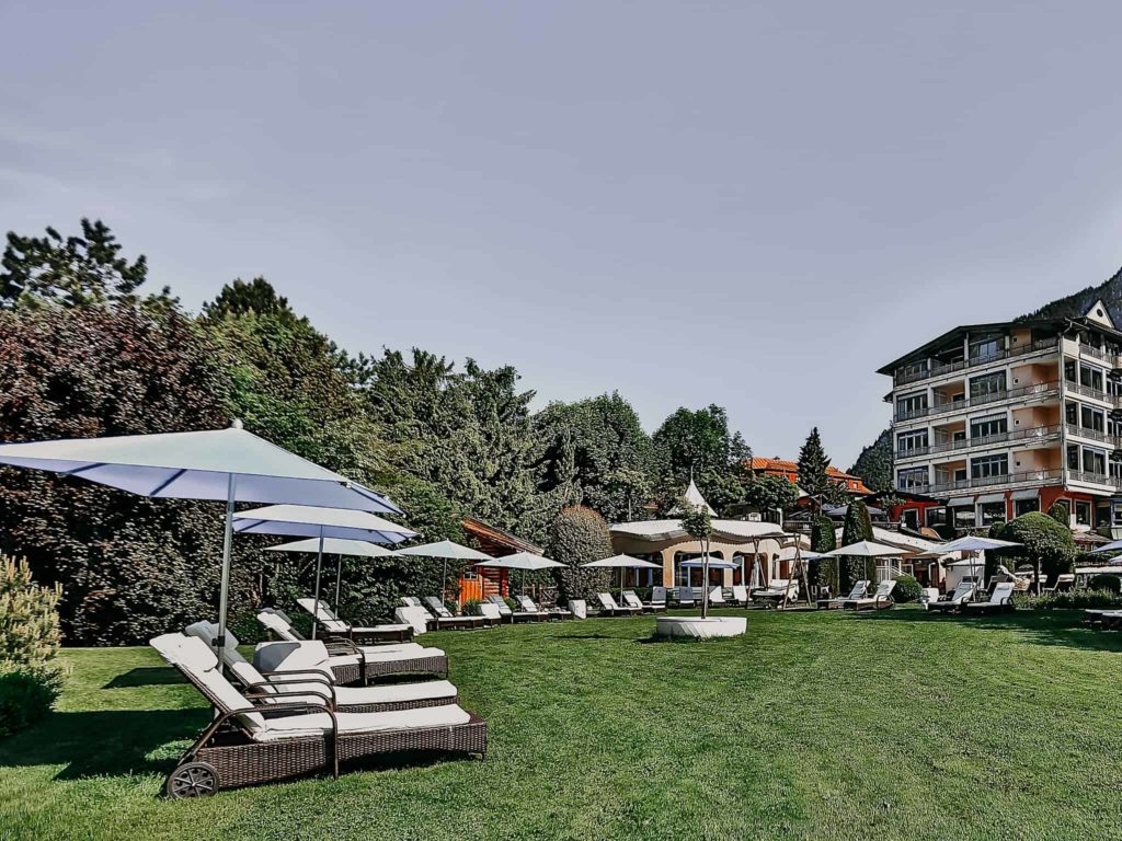 Garten mit Liegen Hotel Sendlhofer's Bad Hofgastein