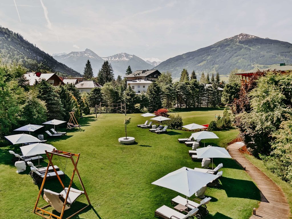 Garten mit Liegen Hotel Sendlhofer's Bad Hofgastein
