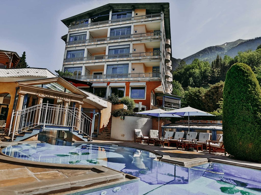 Outdoorpool mit Liegen Hotel Sendlhofer's Bad Hofgastein