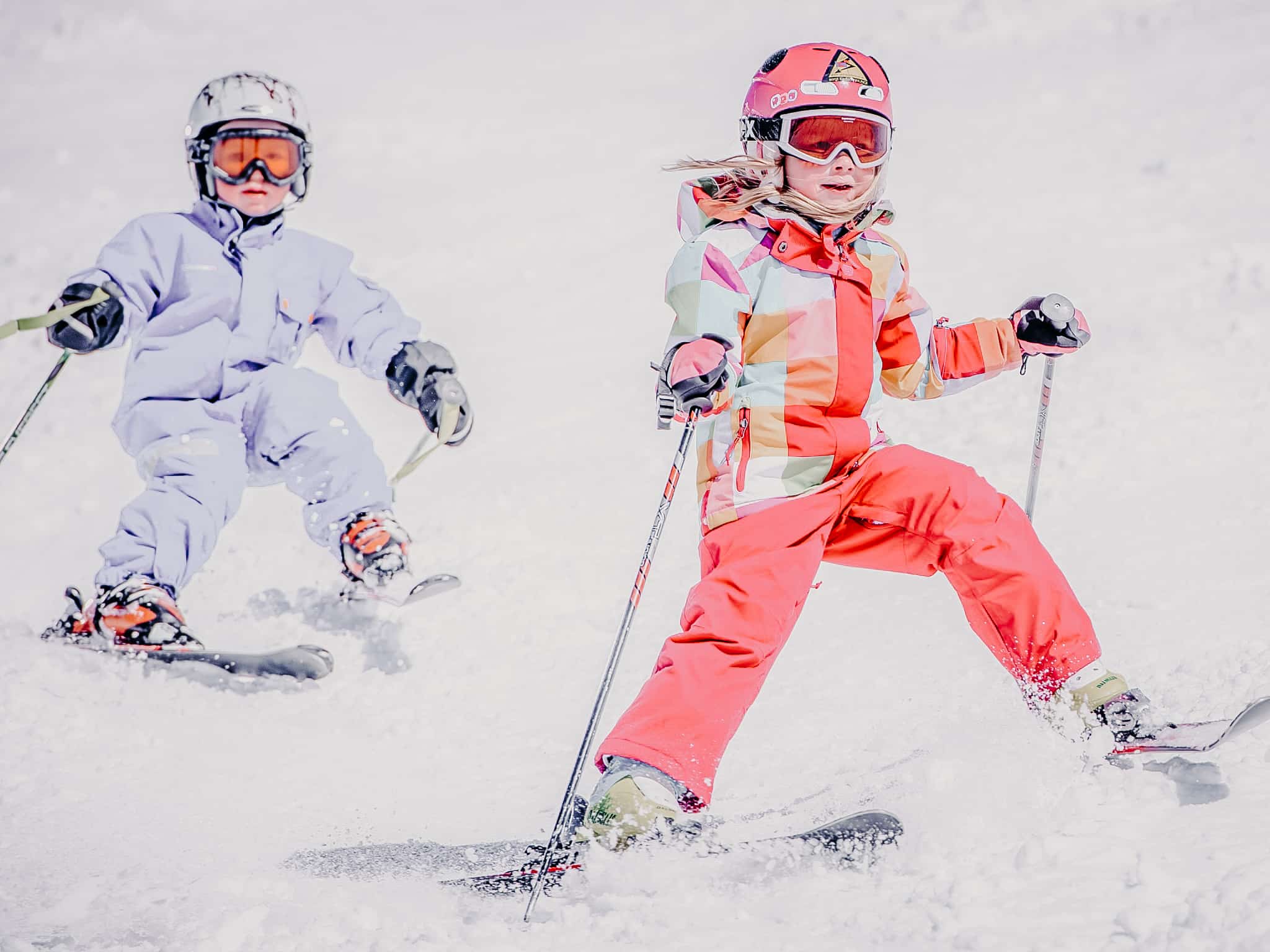 Kinder beim Ski fahren