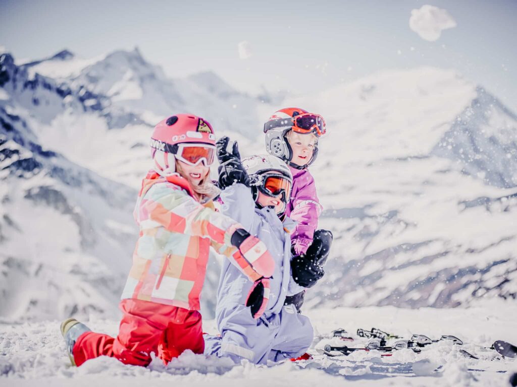 Schneeballschlacht Kinder Winterurlaub Gastein