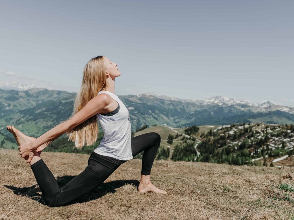 Yoga mit Blick auf die Gasteiner Berge