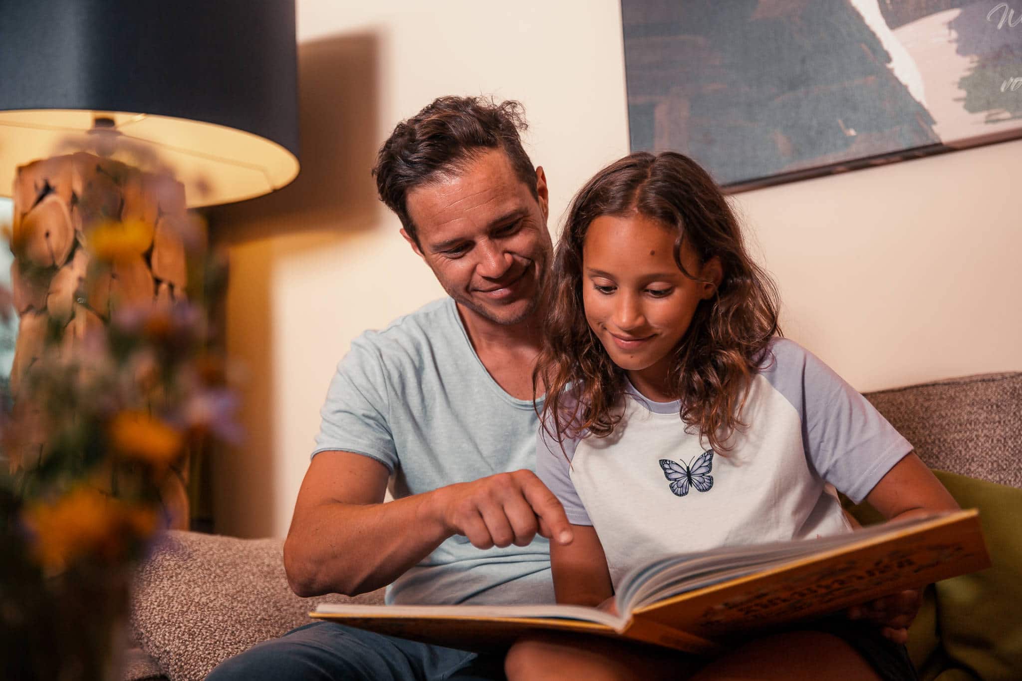 Sendlhofers Bad Hofgastein Vater mit Tochter beim Buch lesen
