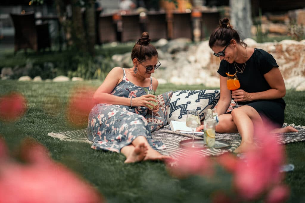 Sendlhofers Bad Hofgastein Frauen beim Aperitif trinken im Gastgarten