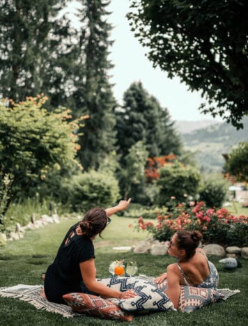 Sendlhofers Bad Hofgastein Frauen im Gastgarten