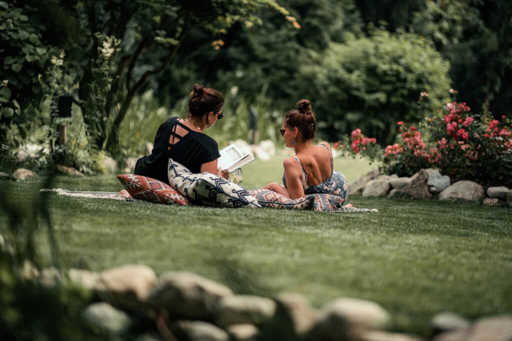 Sendlhofers Bad Hofgastein Frauen beim Lesen im Gastgarten
