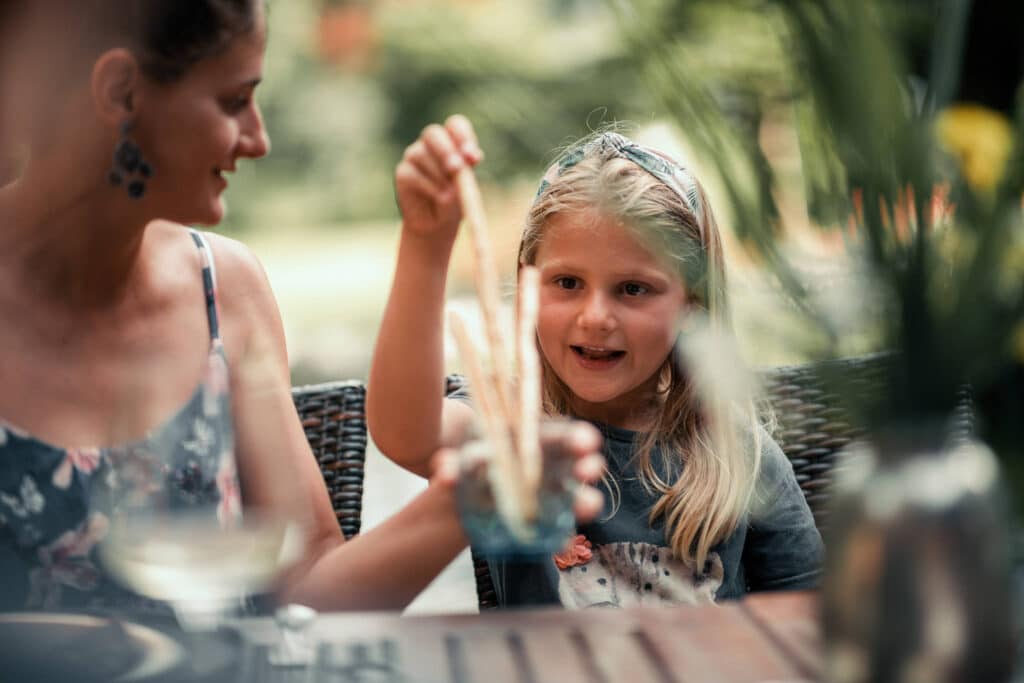 Sendlhofers Bad Hofgastein Mädchen im Gastgarten beim Snack essen