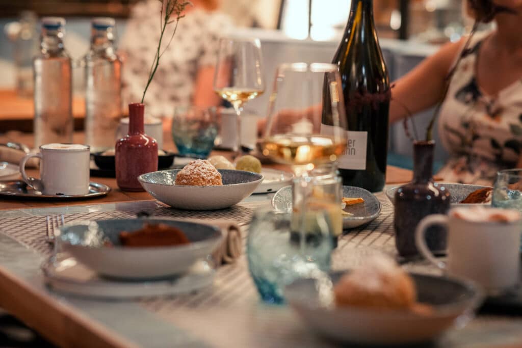 Sendlhofers Bad Hofgastein Essenstisch mit Wein und Süßspeisen