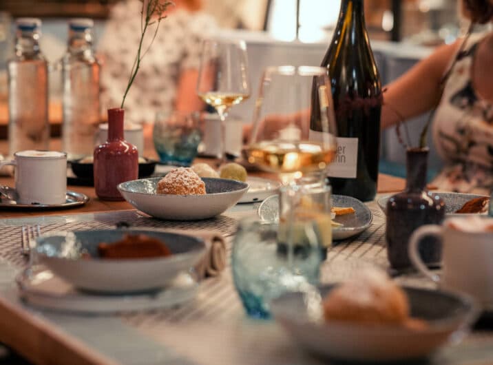 Sendlhofers Bad Hofgastein Essenstisch mit Wein und Süßspeisen