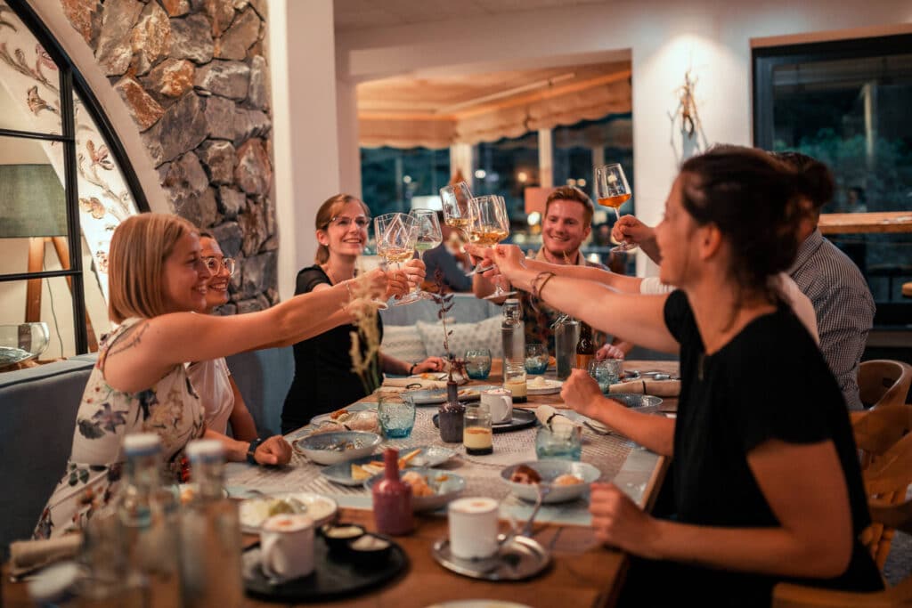 Sendlhofers Bad Hofgastein Freunde beim Anstoßen