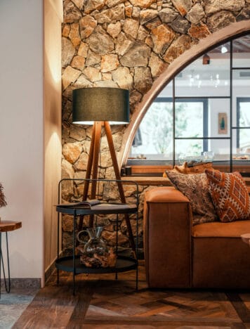 Sendlhofers Bad Hofgastein Stehlampe in Lukes Wohnzimmer