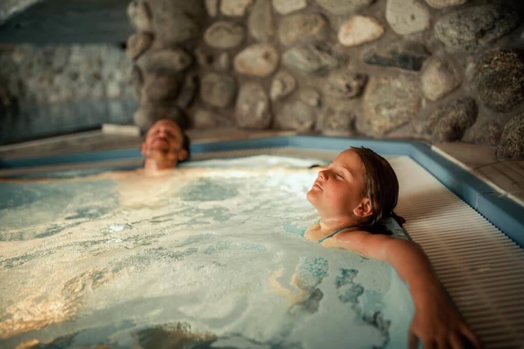 Sendlhofers Bad Hofgastein Kind mit Vater im Whirlpool