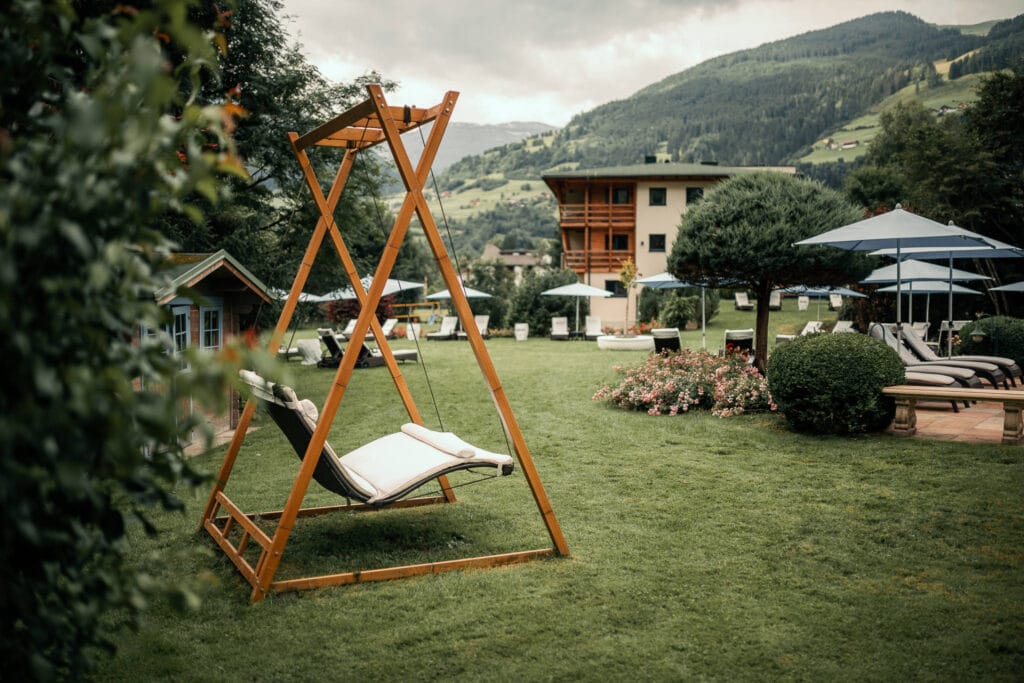 Sendlhofers Bad Hofgastein Relaxwiese mit Schaukel