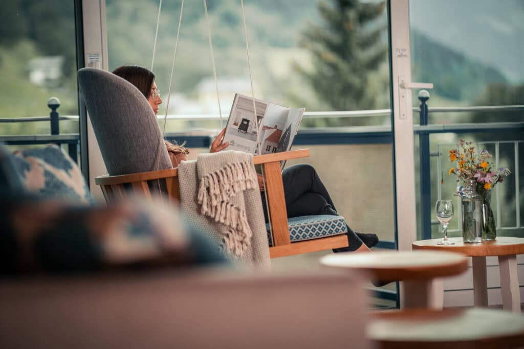 Sendlhofers Bad Hofgastein Hängestuhl im Schlafzimmer