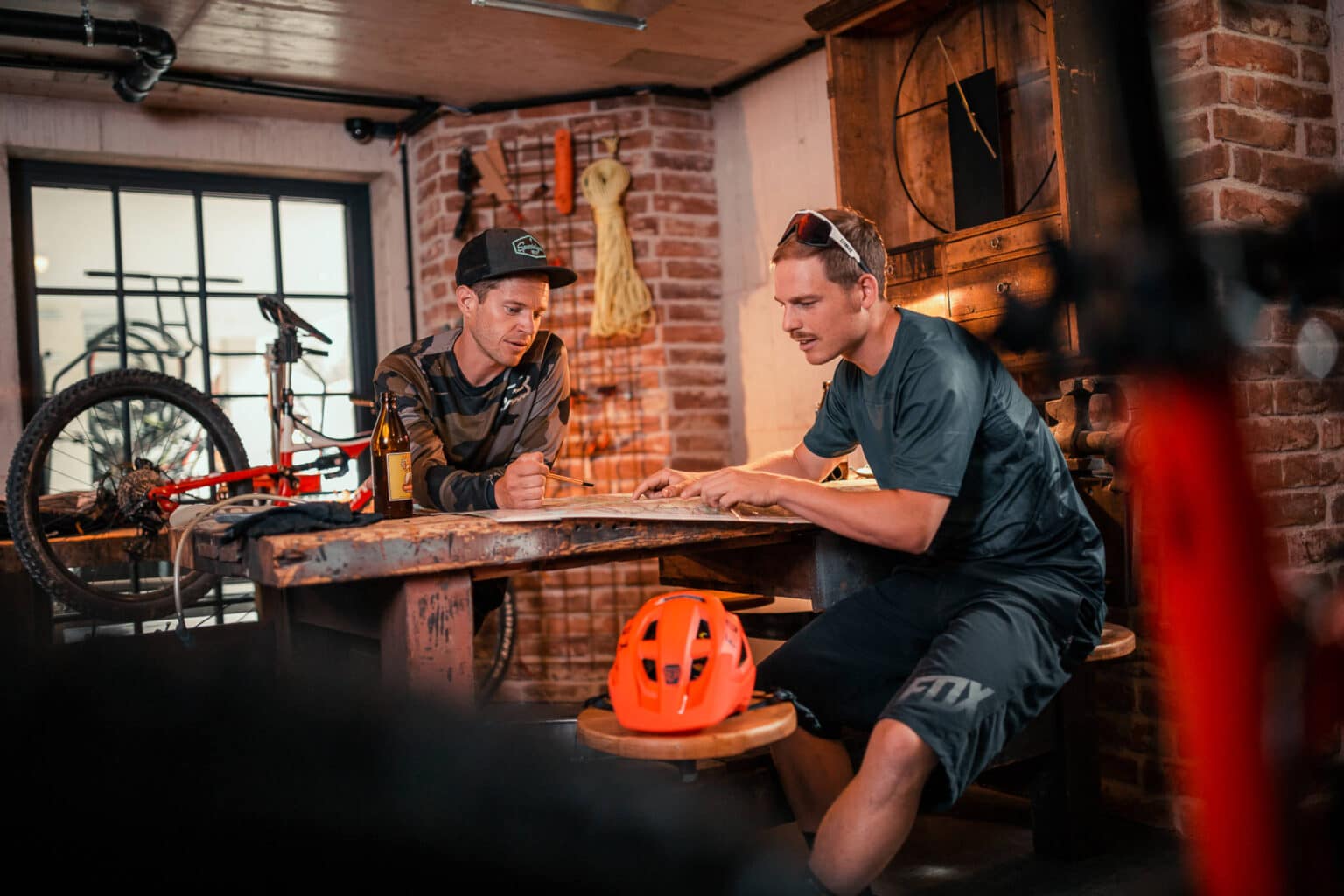 Sendlhofers Bad Hofgastein Männer in der Ski & Bike Werkstatt beim Planen