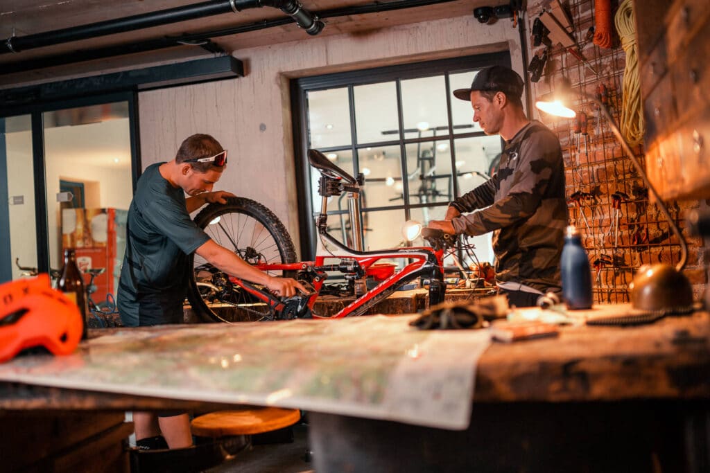 Sendlhofers Bad Hofgastein Männer beim Fahrrad reparieren in der Ski & Bike Werkstatt