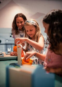 Sendlhofers Bad Hofgastein Kinder am Spielen im Spielezimmer