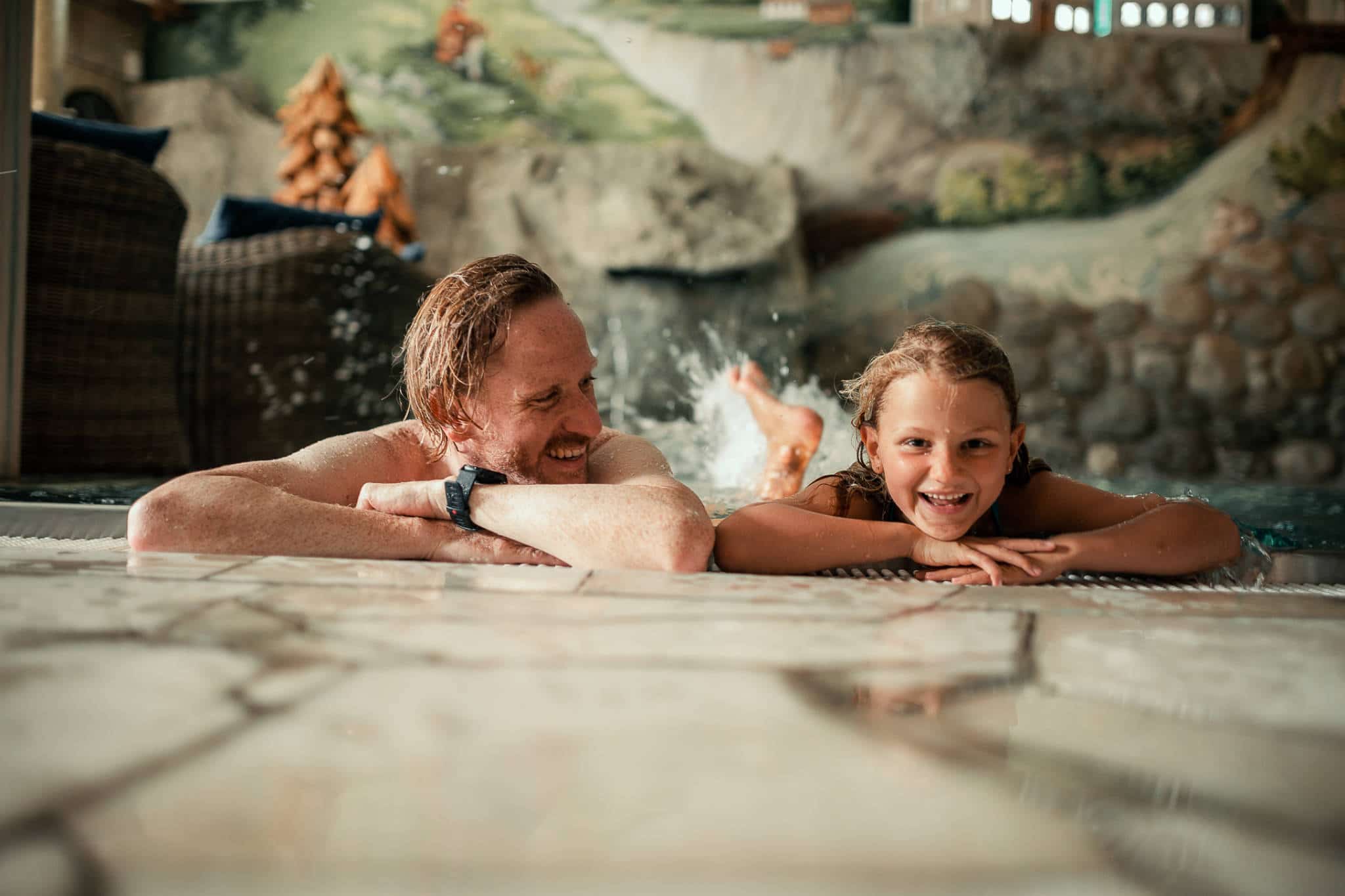 Sendlhofers Bad Hofgastein Indoorpool Kind mit Vater