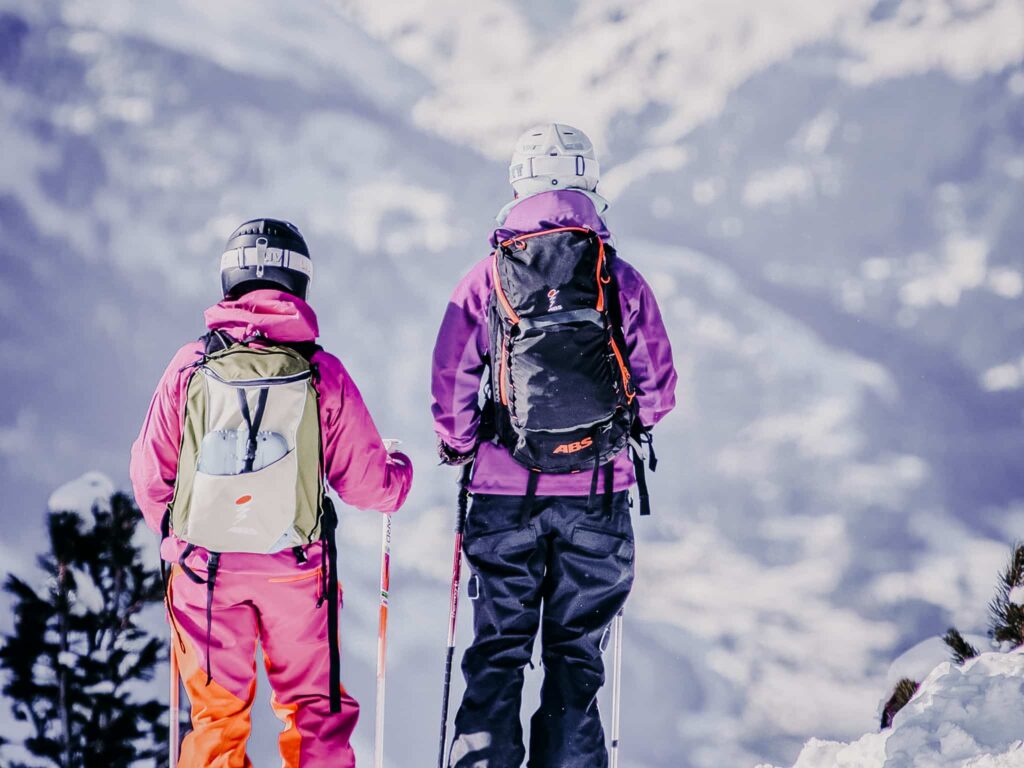 Skifahrer mit Blick auf die Landschaft im Gasteinertal