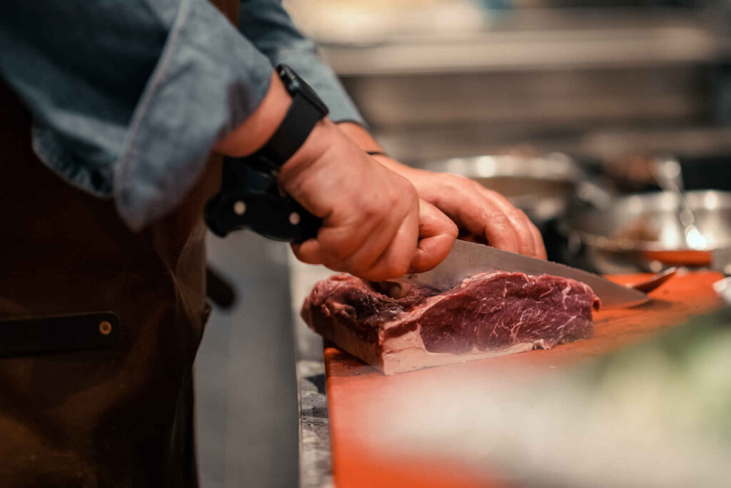Luke's Wohnzimmer - Dein Restaurant in Bad Hofgastein - Fleisch bei der Zubereitung