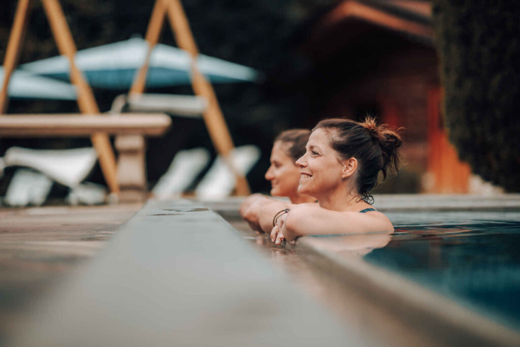 Sendlhofer's Bad Hofgastein Frauen beim Entspannen im Outdoorpool