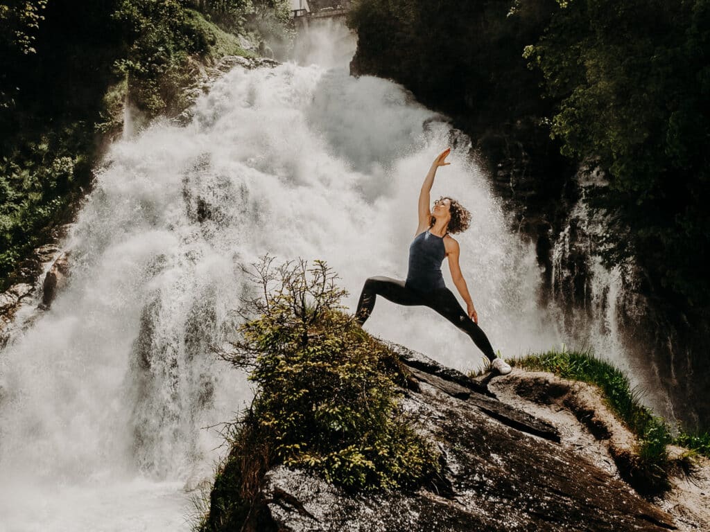 Yoga vor dem Wasserfall
