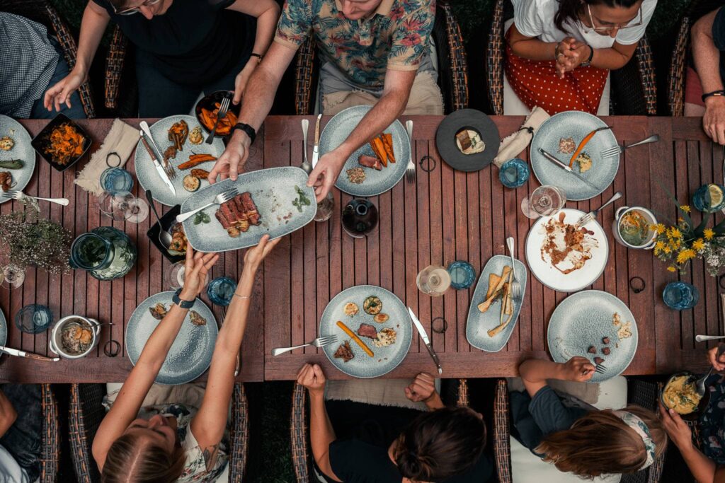 Lukes Wohnzimmer gedeckte Tafel außen mit Freunden beim Food Sharing