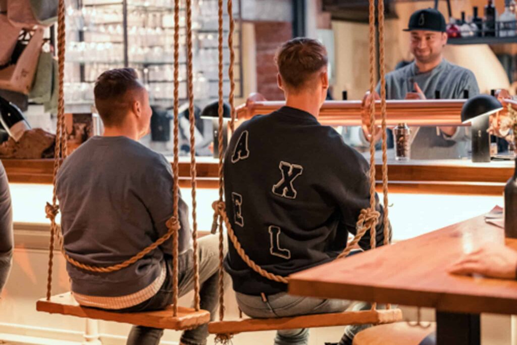 Barkeeper LUKE'S Wohnzimmer serviert Drinks