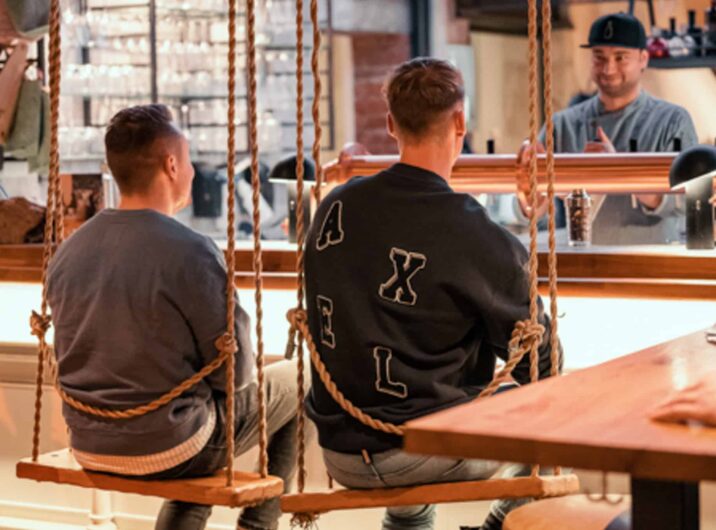 Barkeeper LUKE'S Wohnzimmer serviert Drinks