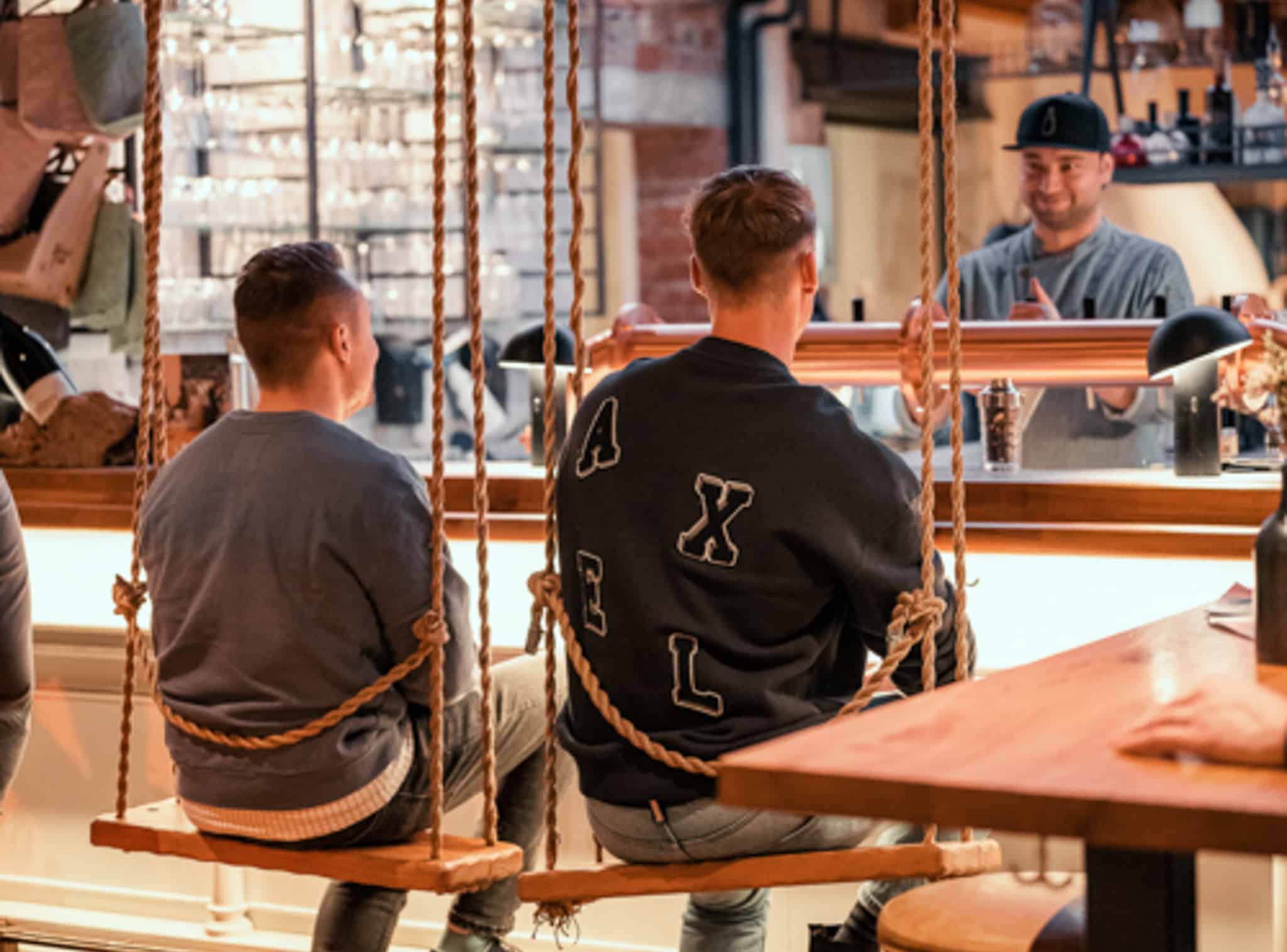 Barkeeper LUKE'S Wohnzimmer serviert Drinks