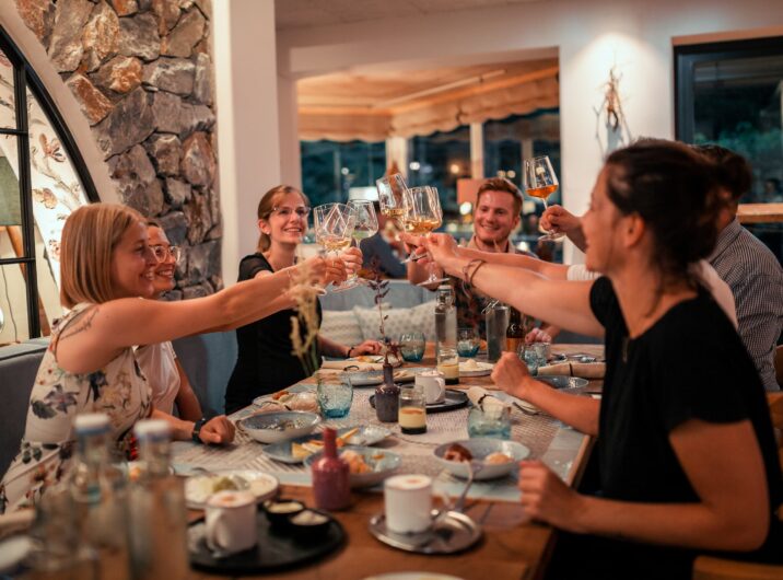 Hotel Sendlhofers Lukes Wohnzimmer Gäste die anstoßen