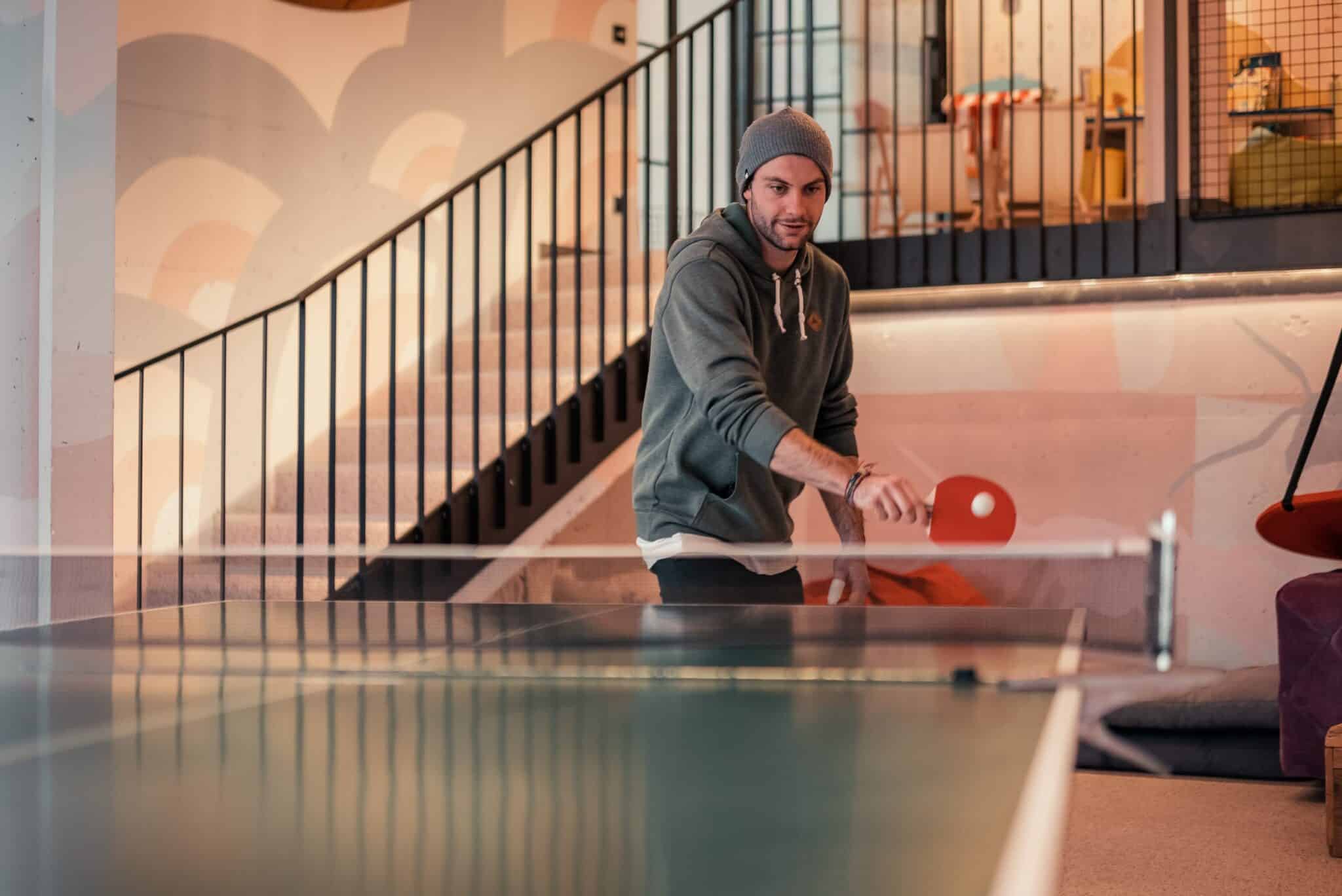 Tischtennis spielen im Spielzimmer im Sendlhofers