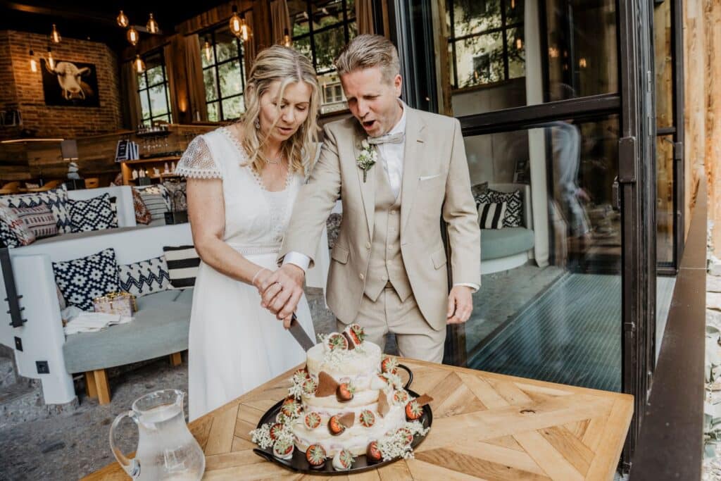 Brautpaar beim Anschneiden der Hoczeitstorte