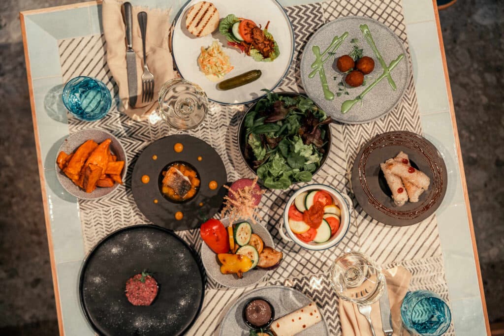 LUKES Wohnzimmer Restaurant Tisch mit Speisen