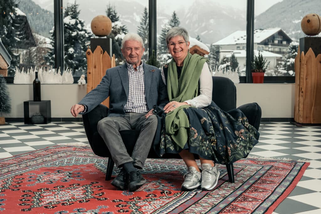 Ehepaar Sendlhofer Senior vor Winterlandschaft