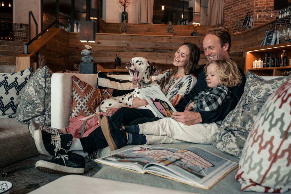 Familie liest gemeinsam in der Lounge im Sendlhofer's