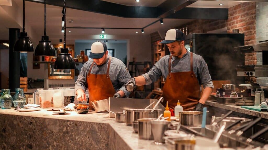 Koch beim kochen in LUKE'S Wohnzimmer