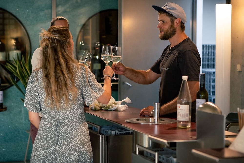 Eva, Lukas und Johannes Gross beim Anstossen auf die Sendlhofers Stories