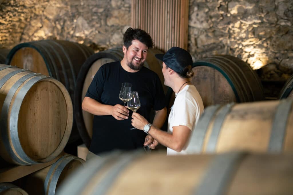 Johannes Firmenich und Lukas zwischen den Weinfässern im Weingut Firmenich