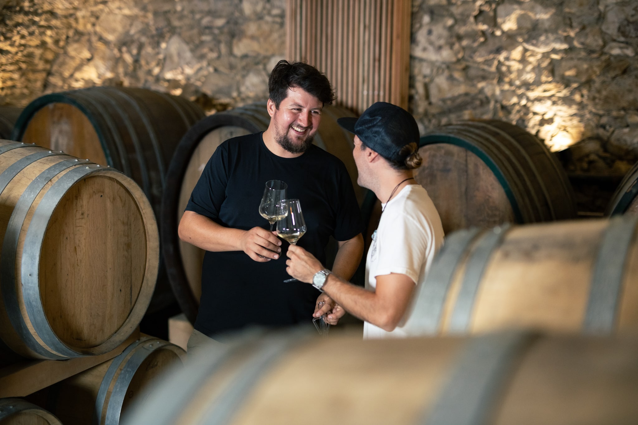 Johannes Firmenich und Lukas zwischen den Weinfässern im Weingut Firmenich