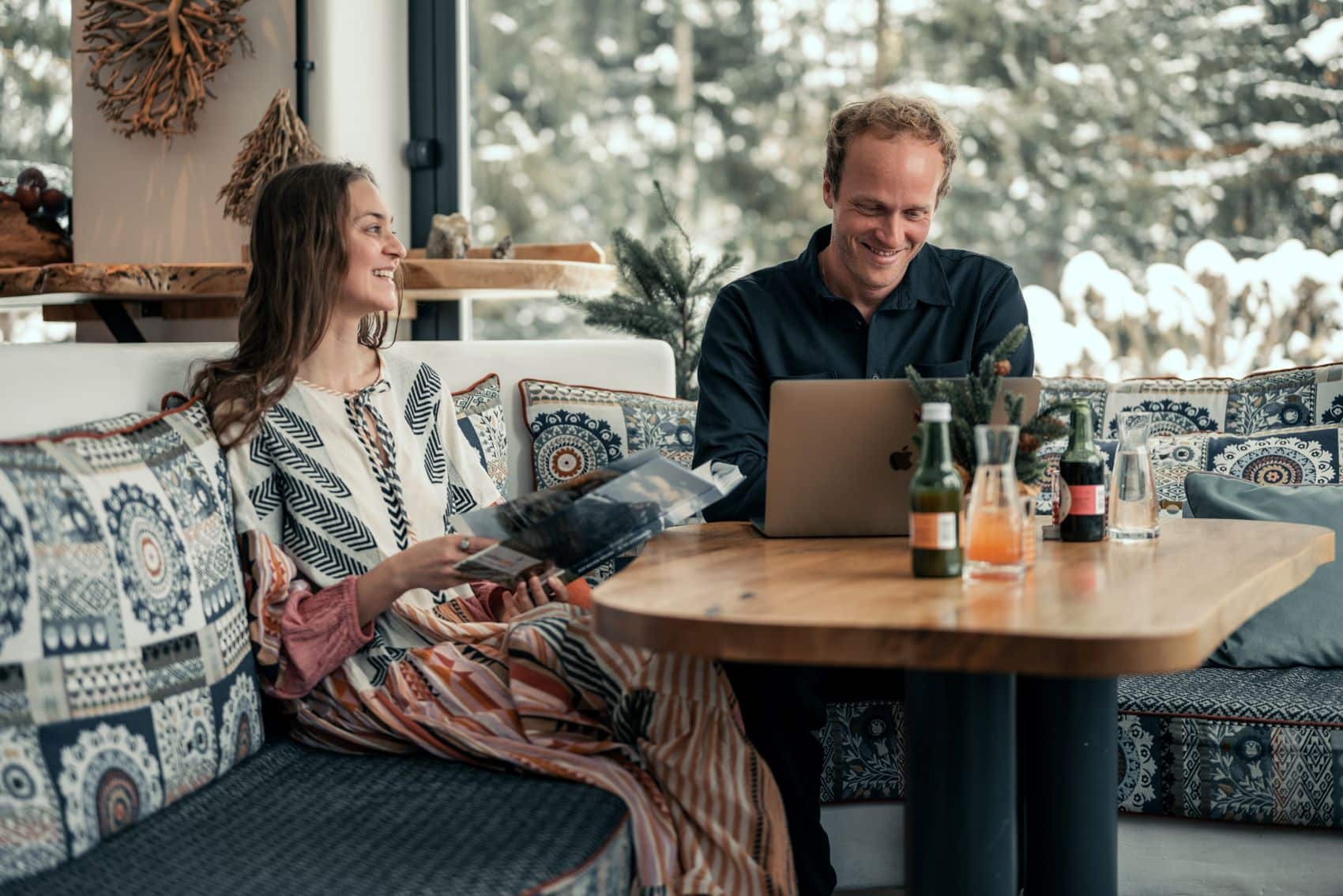 Paar bei der Arbeit in LUKE'S Wohnzimmer