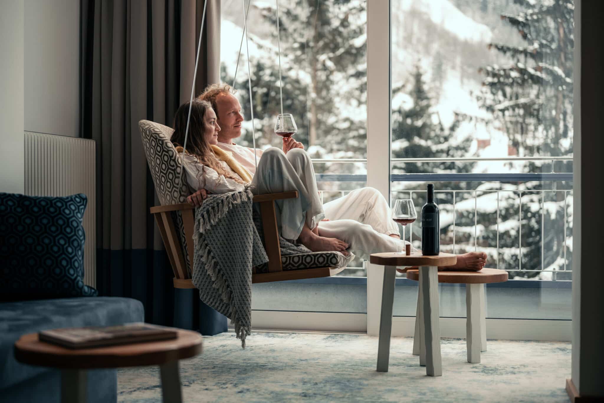 Hotelzimmer Sendlhofer's Pärchen im Hängesessel