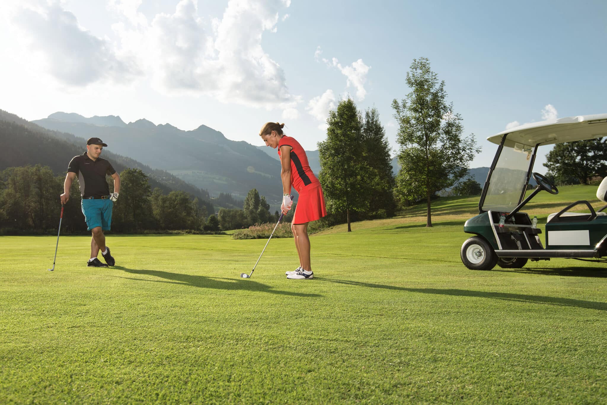 Frau beim Golfabschlag