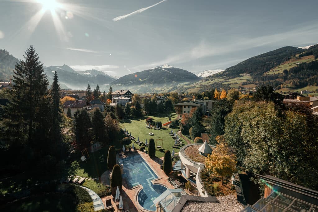 Ausblick Sendlhofer's im Herbst mit Pool und den Bergen im Hintergrund