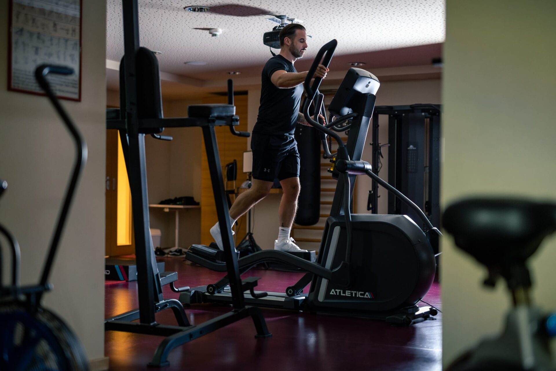 Mann beim Training im Sendlhofer's Fitnessraum