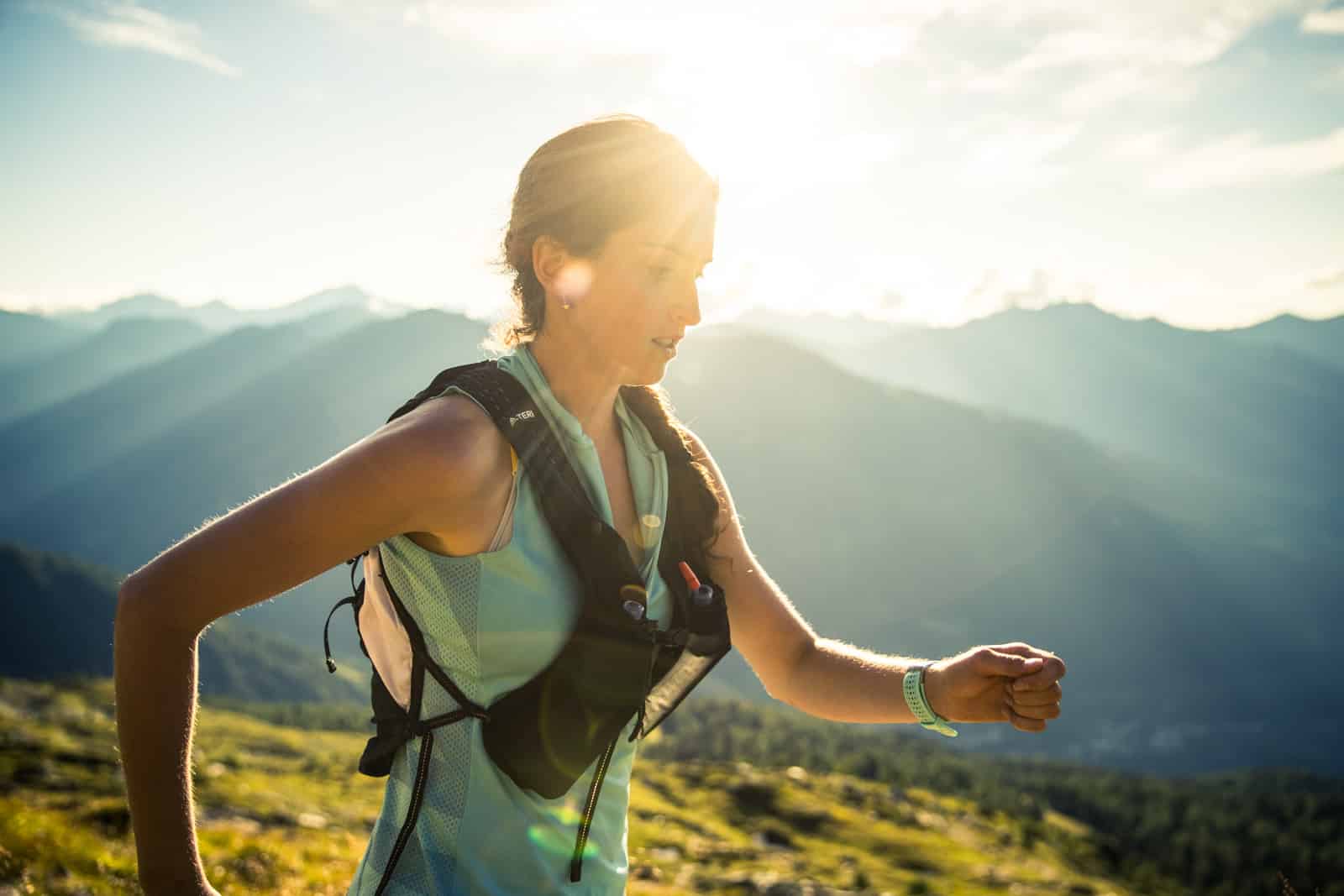 Frau beim Trailrunning auf dem Berg