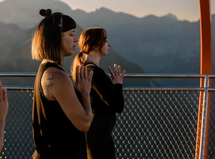 Yogafrühling Meditation auf dem Berg