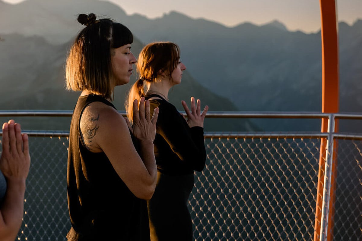 Yogafrühling Meditation auf dem Berg